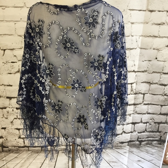 Glamorous Shawl/Poncho/Wrap - Picture 2 of 3